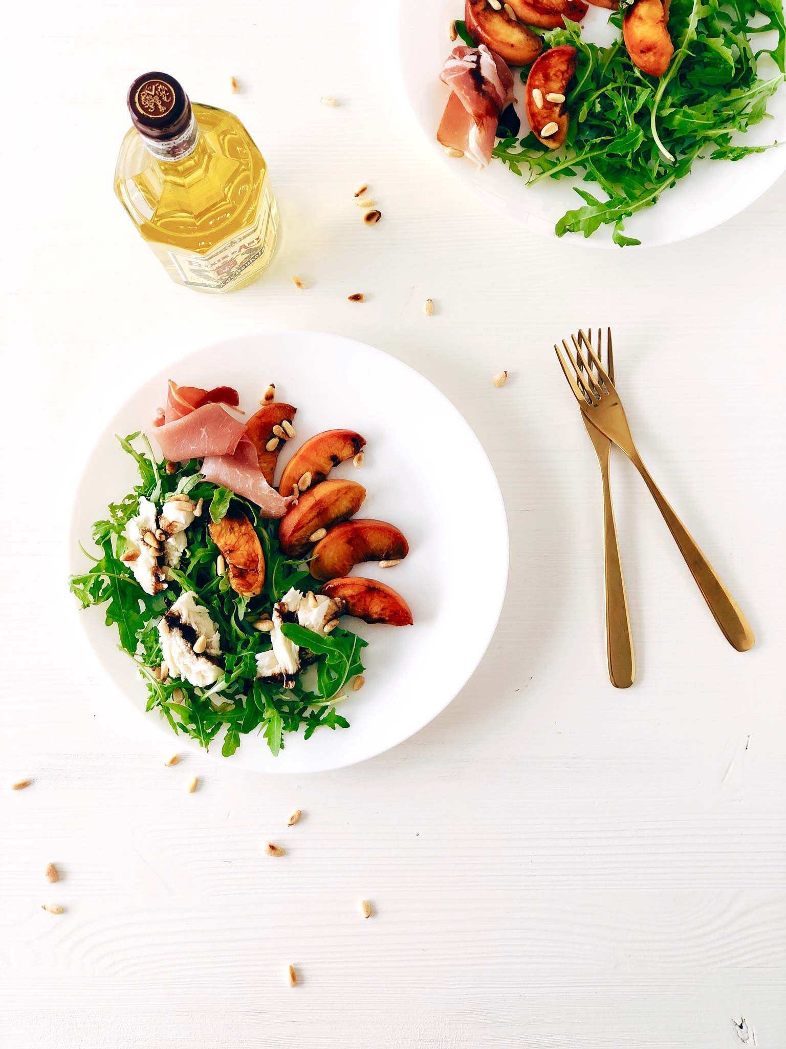 Salade met gegrilde perziken & Elixir d’Anvers balsamico stroop
